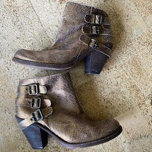 SCHUTZ Cracked Gold Metallic Craquele Ouro Motorcycle Ankle Boots Size 9.5